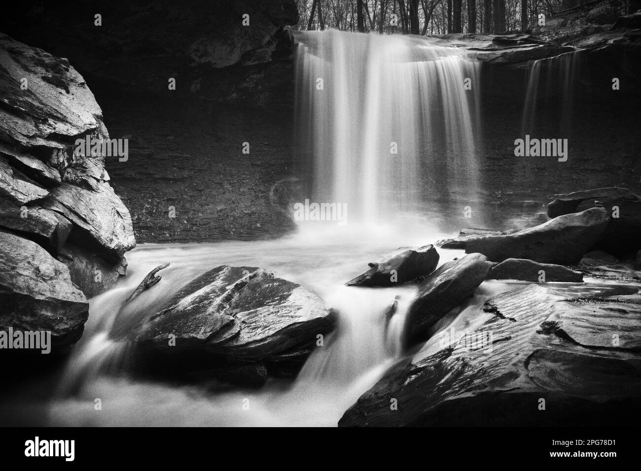 Cascade en noir et blanc Banque D'Images
