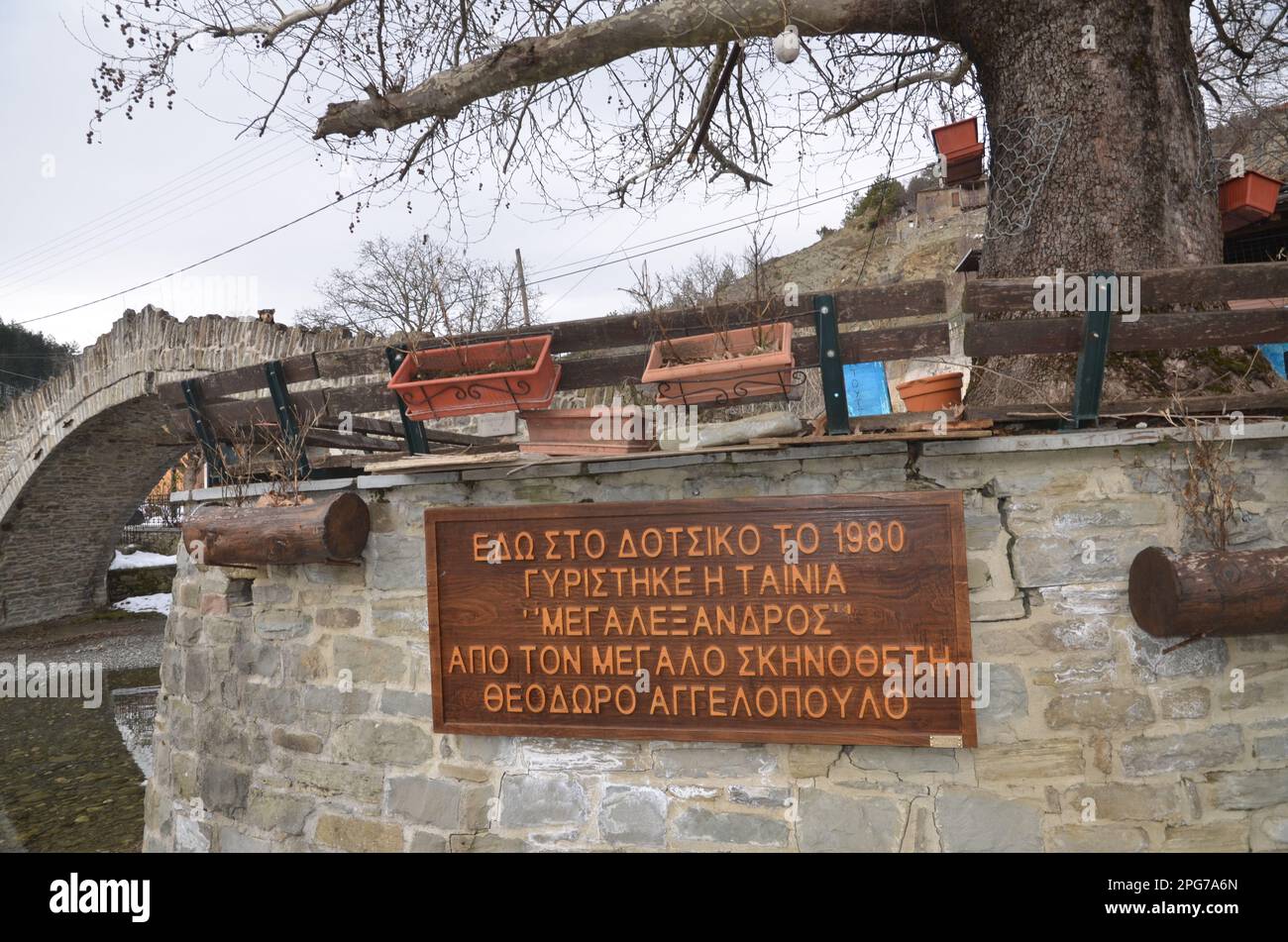 Grèce, Nord de la Grèce, Grevena_Dotsiko traditionnel village_pont en pierre voûté Banque D'Images