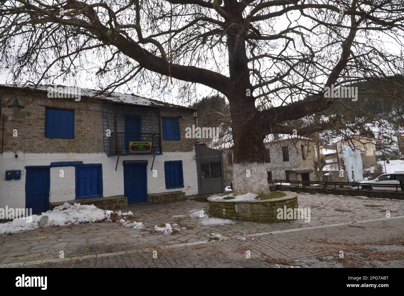 Grèce, Nord de la Grèce, Grevena Dotsiko traditionnel village pont en pierre voûté Banque D'Images