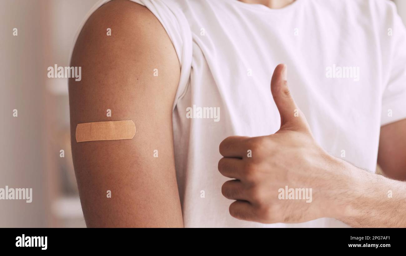 Vaccination sans danger, le patient doit lever le pouce Banque D'Images