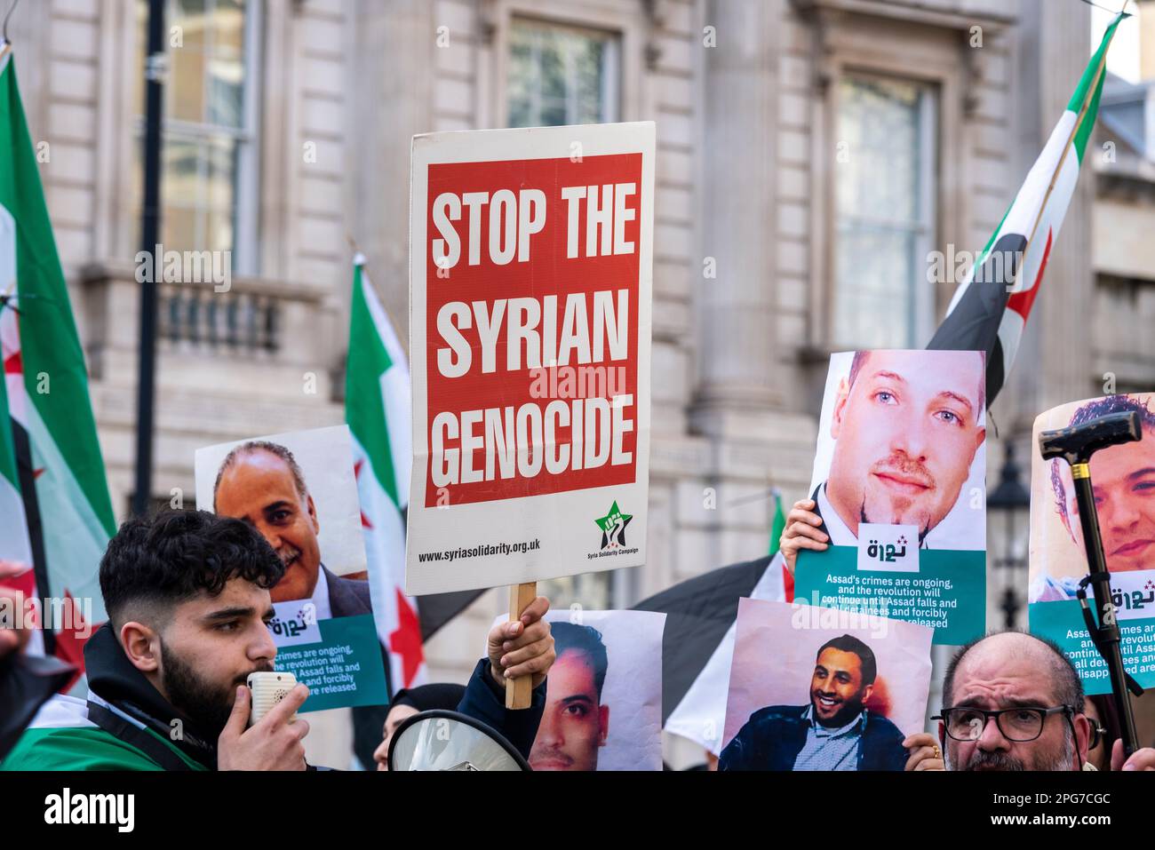 Protestation contre Assad à propos de la guerre en Syrie. Guerre civile syrienne. Arrêtez le écriteau du génocide syrien Banque D'Images