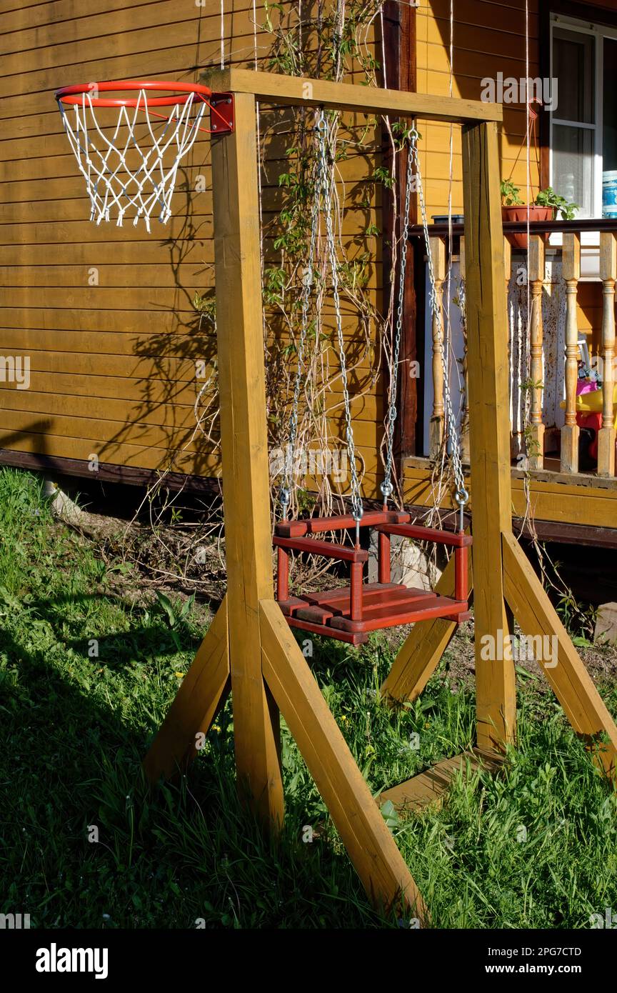 balançoire maison en bois dans le village, russie Banque D'Images