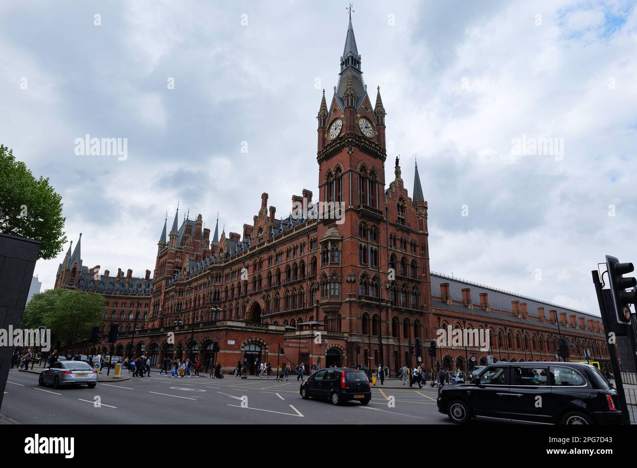 Londres - 05 07 2022 : vue d'ensemble de la gare internationale de St Pancras sur Euston Rd Banque D'Images Londres - 05 07 2022 : vue d'ensemble de la gare internationale de St Pancras sur Euston Rd Banque D'Images
