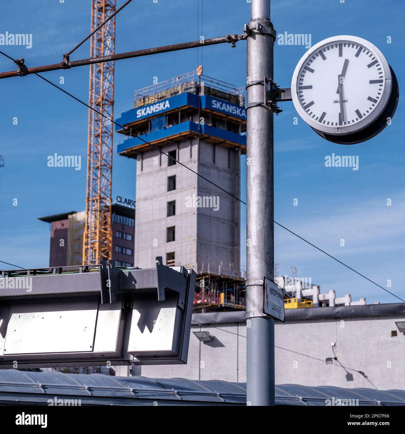 Stavanger, Norvège, 10 mars 2023, grande horloge extérieure et travailler sur Un développement de bloc de tour de grande hauteur Centre-ville de Stavanger en utilisant la construction de béton A Banque D'Images