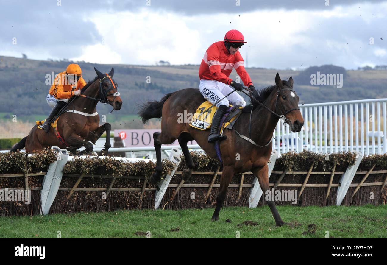 Première course 1,30 l'obstacle JCB Triumph. CINSA, monté par Brian Hayes, saute le dernier en avant de Jacovec Cavern, monté par Sean Flanagan Horse Racing à Banque D'Images