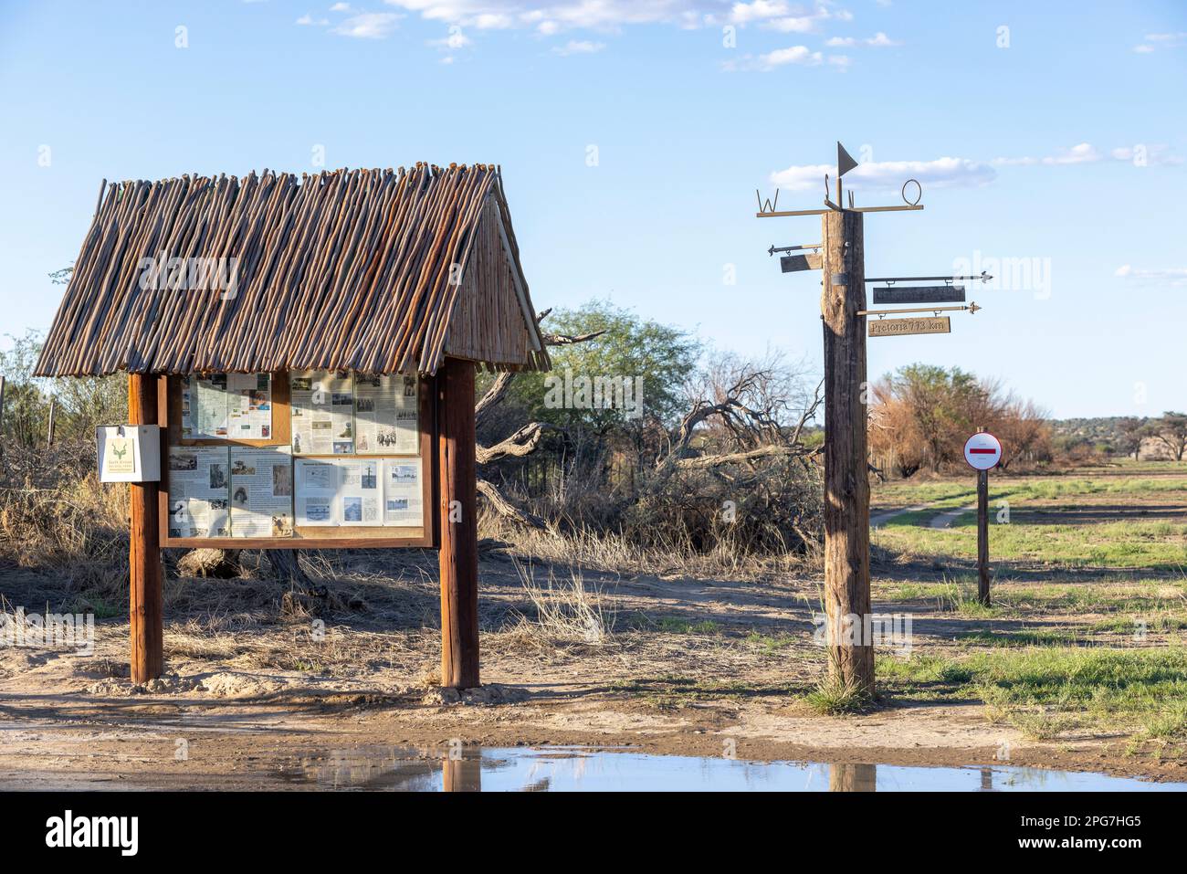 Panneau de notification à Unions End où la rivière Nossob traverse la Namibie. Banque D'Images