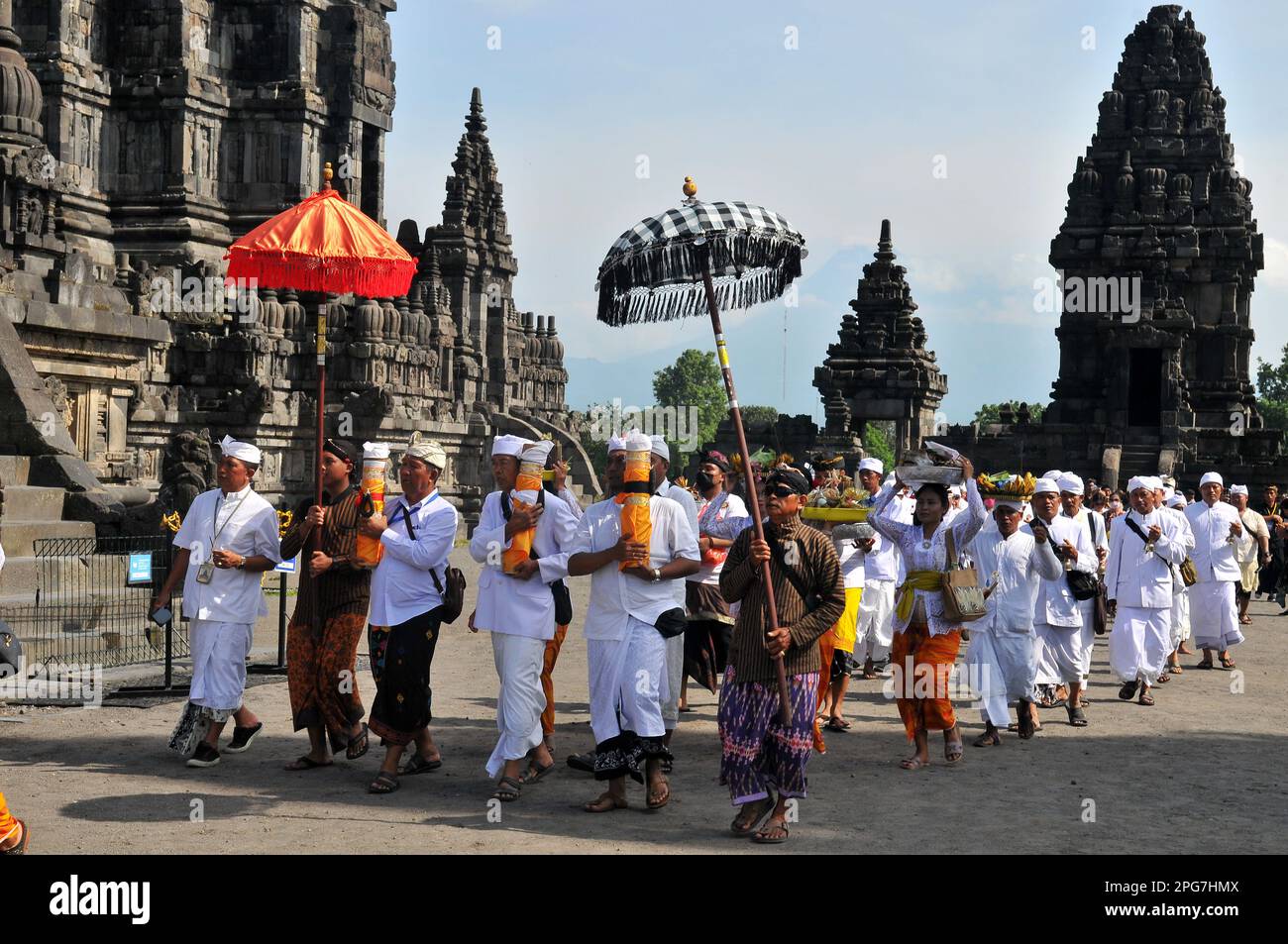 Sleman, YOGYAKARTA, Indonésie. 21st mars 2023. PRAMBANAN, YOGYAKARTA, MARS - 21 ; les Hindous javanais organisent une série de cérémonies religieuses Tawur Agung Kesanga 1945 Saka, un jour avant la célébration du jour Saint de Nyepi en apportant des offrandes et des marionnettes géantes (ogoh) à Prambanan, Sleman, Yogyakarta, sur 21 mars 2023. La mise en œuvre de cette cérémonie elle-même signifie payer ou retourner des essences de la nature qui ont été prises par les humains dans la satisfaction de leurs besoins quotidiens. La mise en œuvre du Grand Tawur Kesanga se poursuit avec un défilé de marionnettes géantes (ogoh-ogoh) et une procession qui ha Banque D'Images