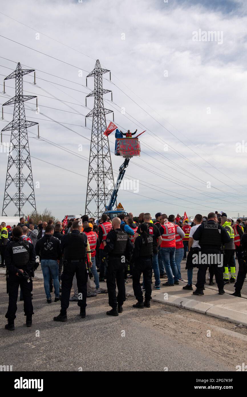 FOS-sur-Mer, France. 21st mars 2023. Des manifestants bloquent le dépôt de pétrole de Fos (DPF) en réponse aux demandes de la préfecture de police de débloquer les livraisons de carburant vers la région de Marseille, à Fos-sur-Mer, en France, sur 21 mars 2023. Lundi, le Parlement français a voté pour rejeter deux votes de défiance, qui ont été apportés après que le Premier ministre Elisabeth borne ait utilisé l'article 49,3 pour faire passer le projet de loi sur la réforme des retraites sans vote à l'Assemblée nationale. Le premier vote de défiance n’a été perdu que par neuf voix, tandis que l’autre, qui a été déposé par le parti d’extrême-droite du rassemblement national, a été terminé Banque D'Images