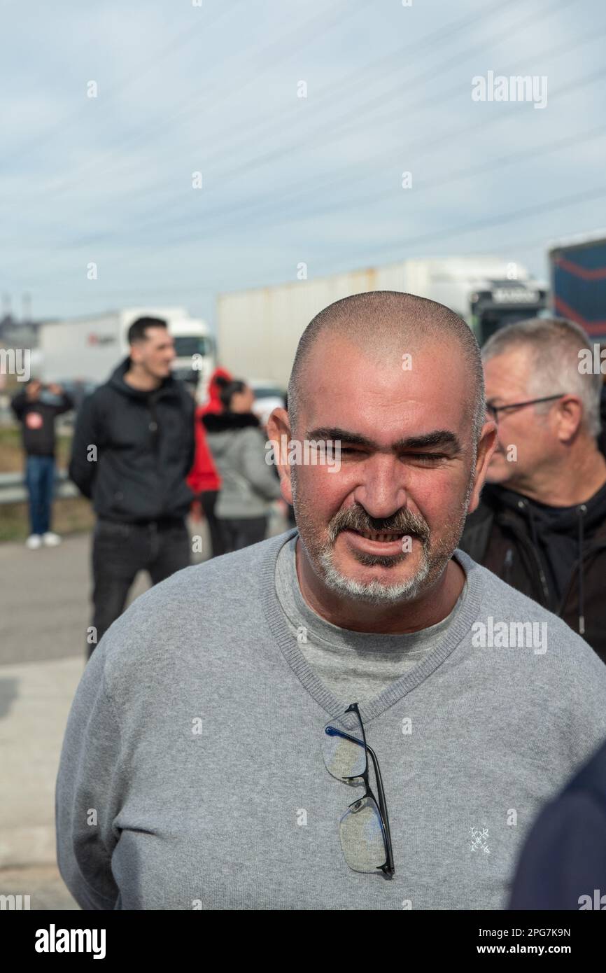 FOS-sur-Mer, France. 21st mars 2023. Des manifestants, avec l'aide d'Olivier Mateu de la CGT, bloquent le dépôt de pétrole de Fos (DPF) en réponse aux demandes de la préfecture de police de débloquer les livraisons de carburant vers la région de Marseille, à Fos-sur-Mer, en France, sur 21 mars 2023. Lundi, le Parlement français a voté pour rejeter deux votes de défiance, qui ont été apportés après que le Premier ministre Elisabeth borne ait utilisé l'article 49,3 pour faire passer le projet de loi sur la réforme des retraites sans vote à l'Assemblée nationale. Le premier vote de défiance n'a perdu que neuf voix, tandis que l'autre, qui a été déposé par les lointains Banque D'Images