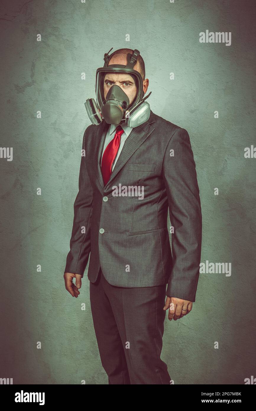 homme d'affaires caucasien avec masque à gaz tourné en studio Banque D'Images