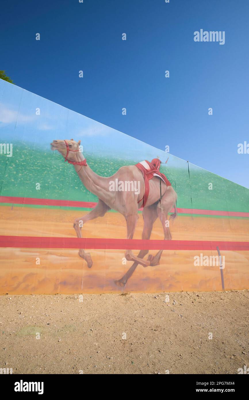 Passage supérieur peint sur la chaussée. Il dépeint la course de chameaux avec le robot jockey. Près d'Abu Dhabi, Émirats arabes Unis. Banque D'Images