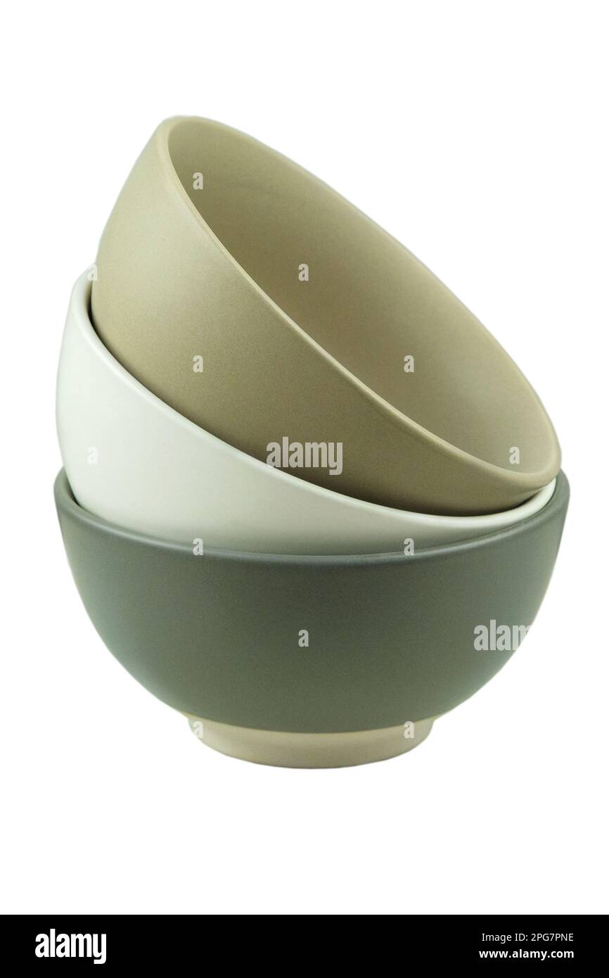 Bols en porcelaine isolés sur fond blanc. Bols gris, beige, graphite. Photo verticale. Banque D'Images