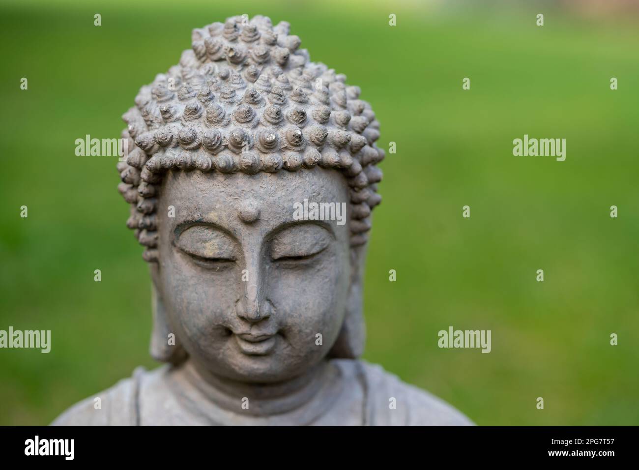 statue de bouddha face dans le jardin Banque D'Images