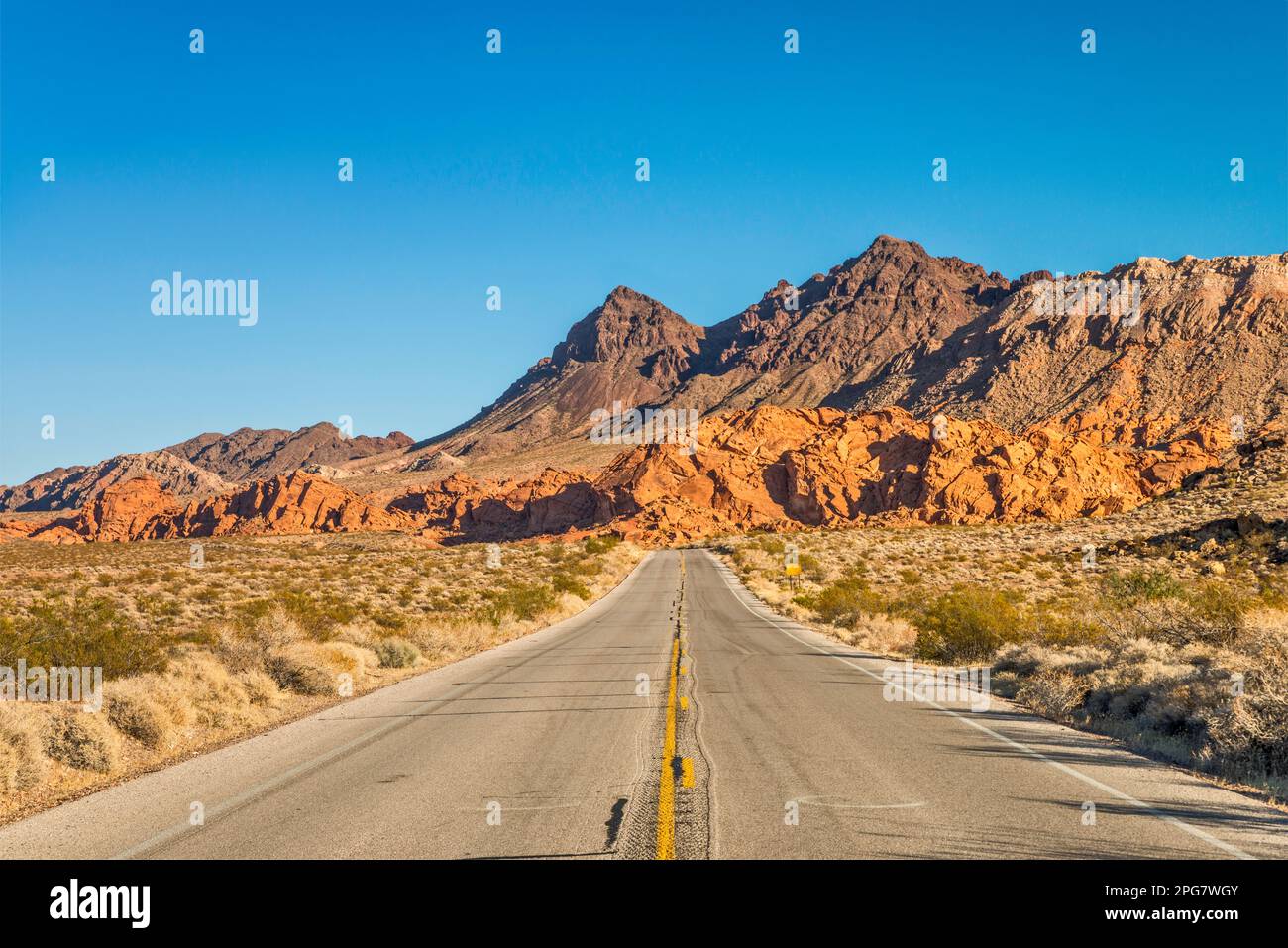 Redstone Petrified Dunes, Black Mountains Behind, au coucher du soleil, Northshore Road, Lake Mead National Recreation Area, Nevada, États-Unis Banque D'Images