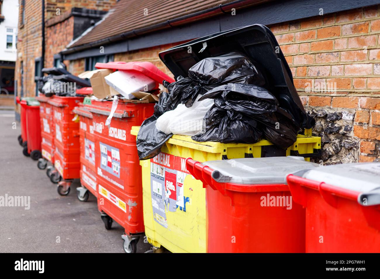 Grands poubelles et poubelles rouges Biffa Banque D'Images