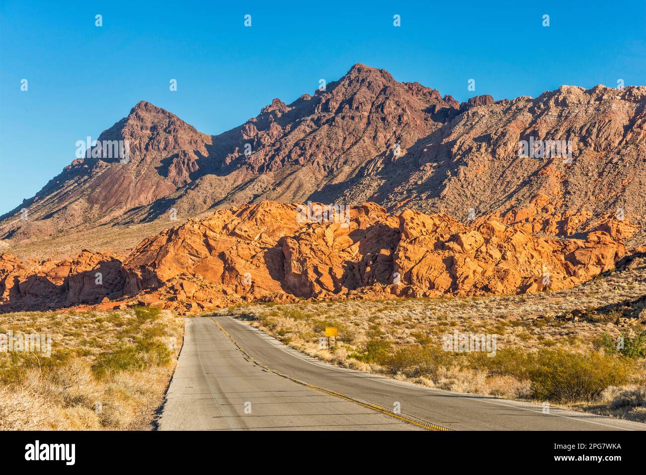 Redstone Petrified Dunes, Black Mountains Behind, au coucher du soleil, Northshore Road, Lake Mead National Recreation Area, Nevada, États-Unis Banque D'Images