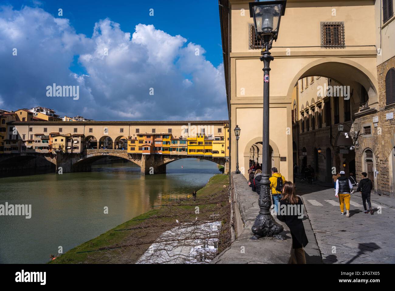 Le célèbre pont Ponte Vecchio de Florence avec le couloir Vasari au-dessus des boutiques d'orfèvrerie Banque D'Images