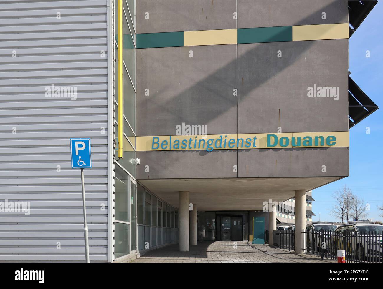 Véhicules et bureau des douanes (Douane) aux pays-Bas au port de Waalhaven,  au port de Rotterdam Photo Stock - Alamy