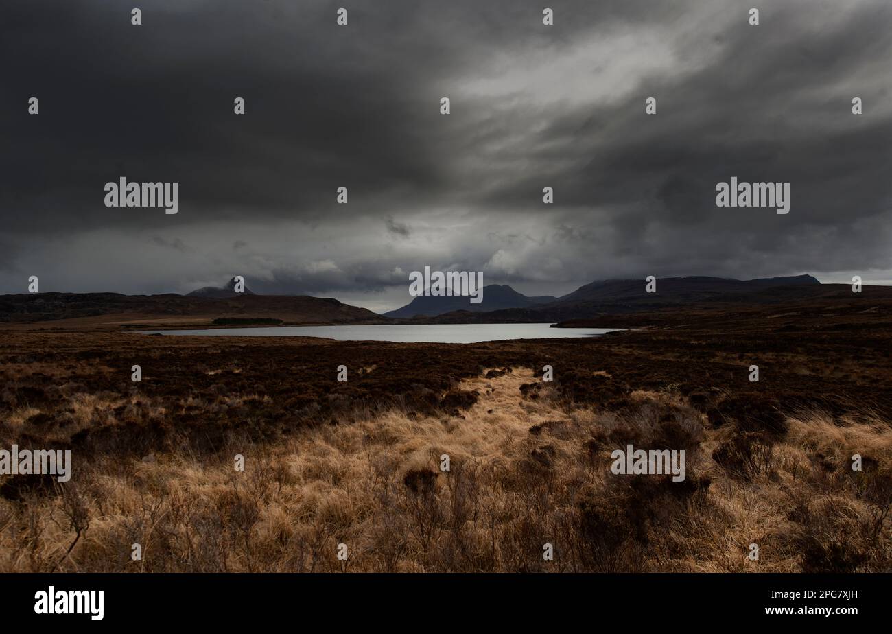 À la recherche sur le Loch Osgaig sur les montagnes d'Inverpolly National Nature Reserve, Sutherland, Scotland Banque D'Images
