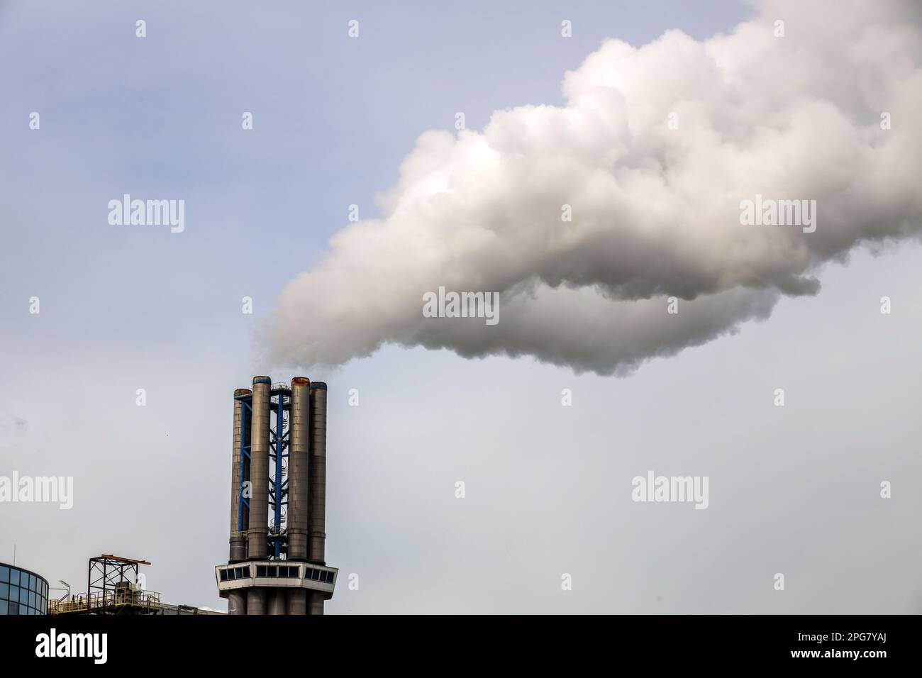 La fumée provient de la cheminée de l'incinérateur de déchets AVR dans le port de Rotterdam aux pays-Bas Banque D'Images