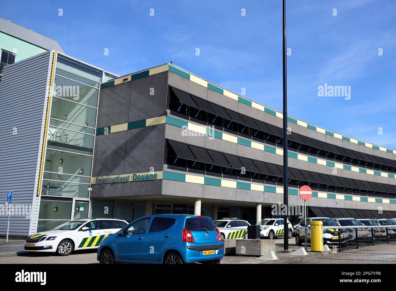 Véhicules et bureau des douanes (Douane) aux pays-Bas au port de Waalhaven,  au port de Rotterdam Photo Stock - Alamy