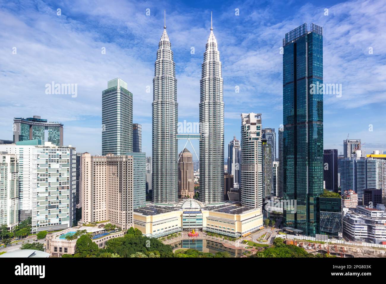 Kuala Lumpur, Malaisie - 5 février 2023: Tours jumelles Petronas Hochhäuser KLCC Skyline Von Kuala Lumpur en Malaisie. Banque D'Images