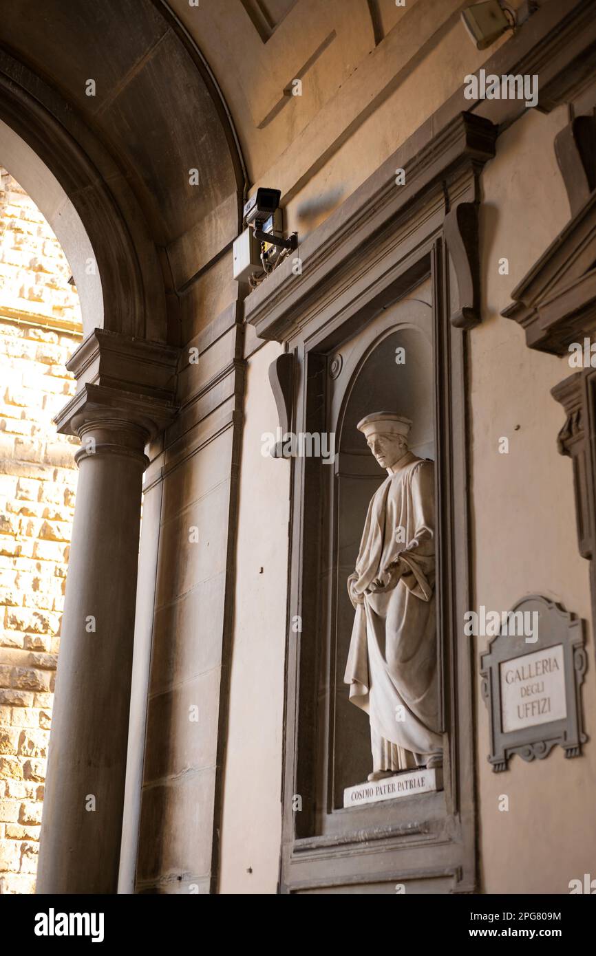 Statues du XIXe siècle de génies italiens dans des niches autour de la Loggiato (cour) de la galerie d'art Uffizi. Cosimo Pater patriae (Medici) Banque D'Images