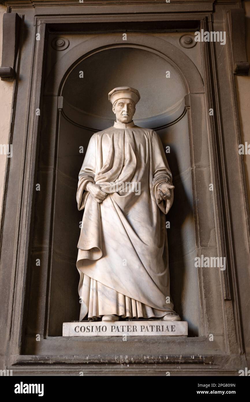 Statues du XIXe siècle de génies italiens dans des niches autour de la Loggiato (cour) de la galerie d'art Uffizi. Cosimo Pater patriae (Medici) Banque D'Images