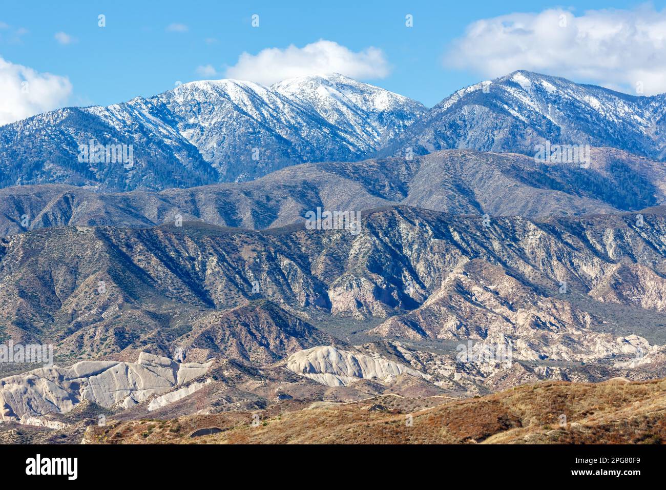 Los Angeles, Etats-Unis - 3 novembre 2022 : montagnes de San Gabriel Paysage près de Los Angeles, Etats-Unis. Banque D'Images