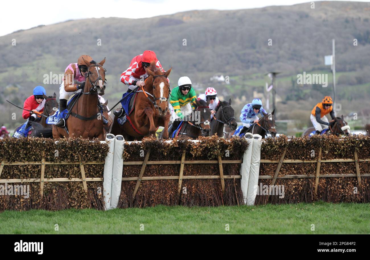 Deuxième course 2,10 The McCoy Contractors County Hhurdle L2R vainqueur éventuel de la course Faisoir monté par Bridget Andrews et Piper monté par Davy Russel Banque D'Images