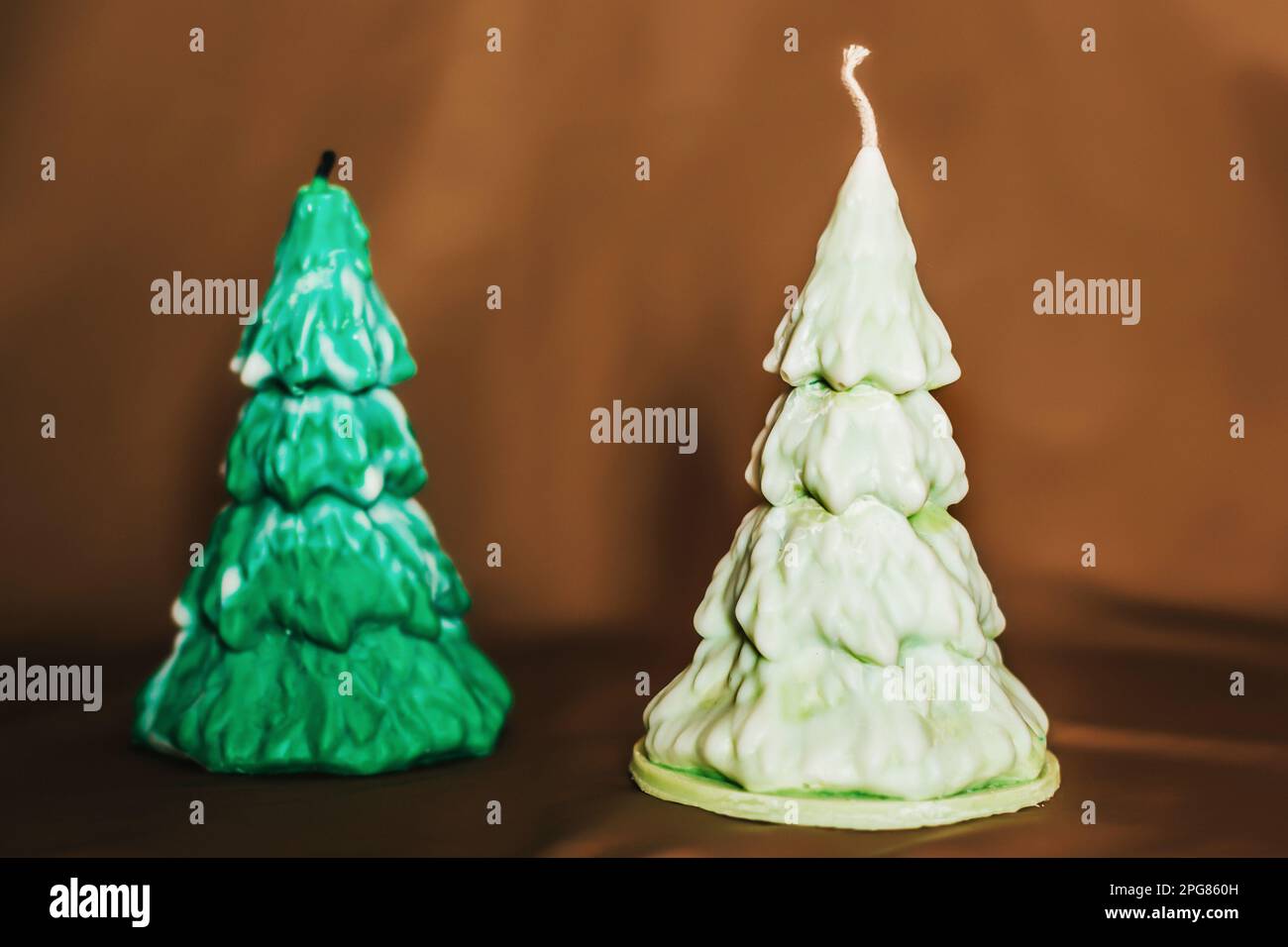 Bougies en forme d'arbre de Noël. Belles bougies faites à la main. Ambiance chaleureuse dans la maison Banque D'Images