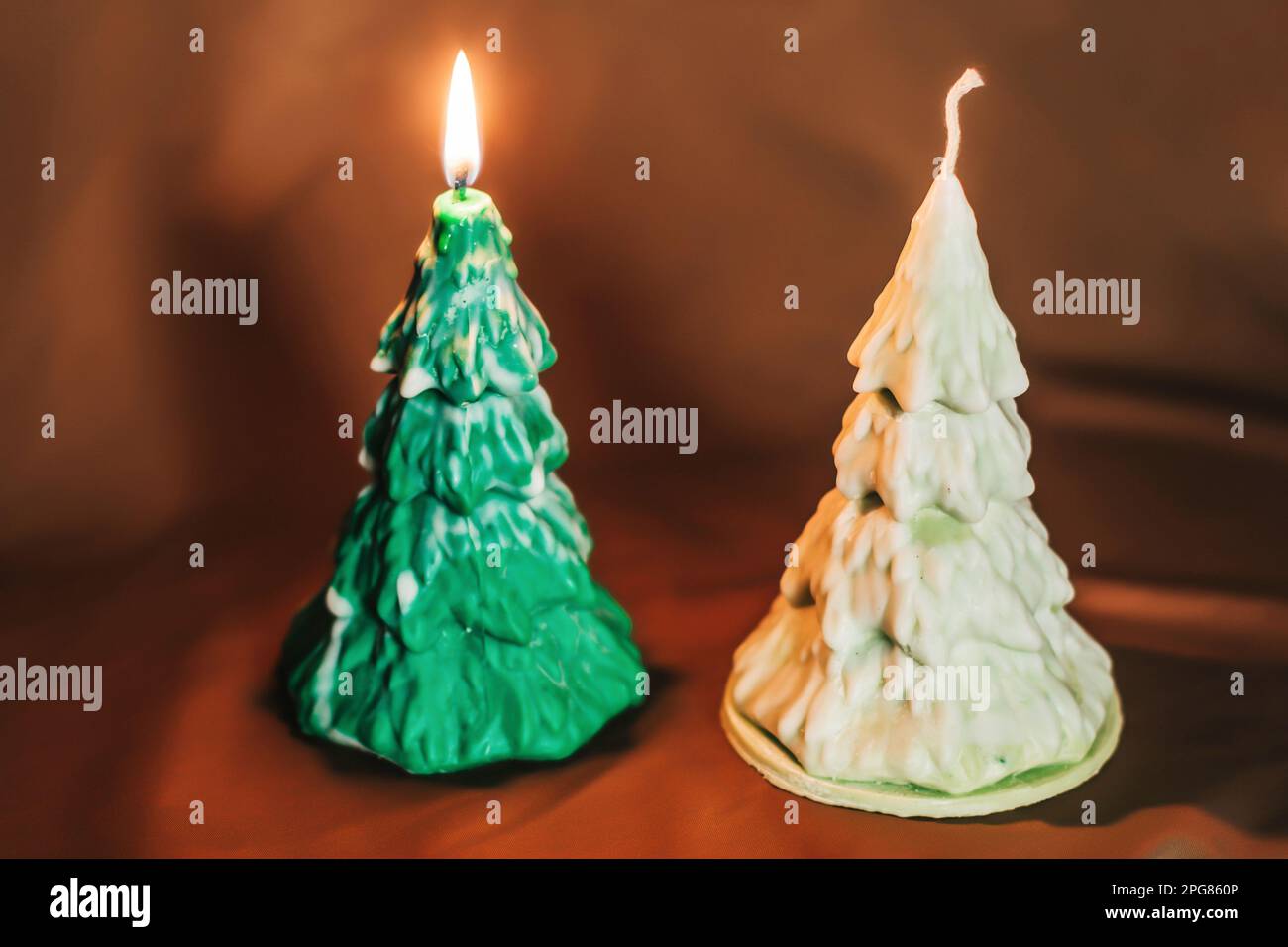 Bougie brûlante en forme d'arbre de Noël. Belles bougies faites à la main. Ambiance chaleureuse dans la maison Banque D'Images