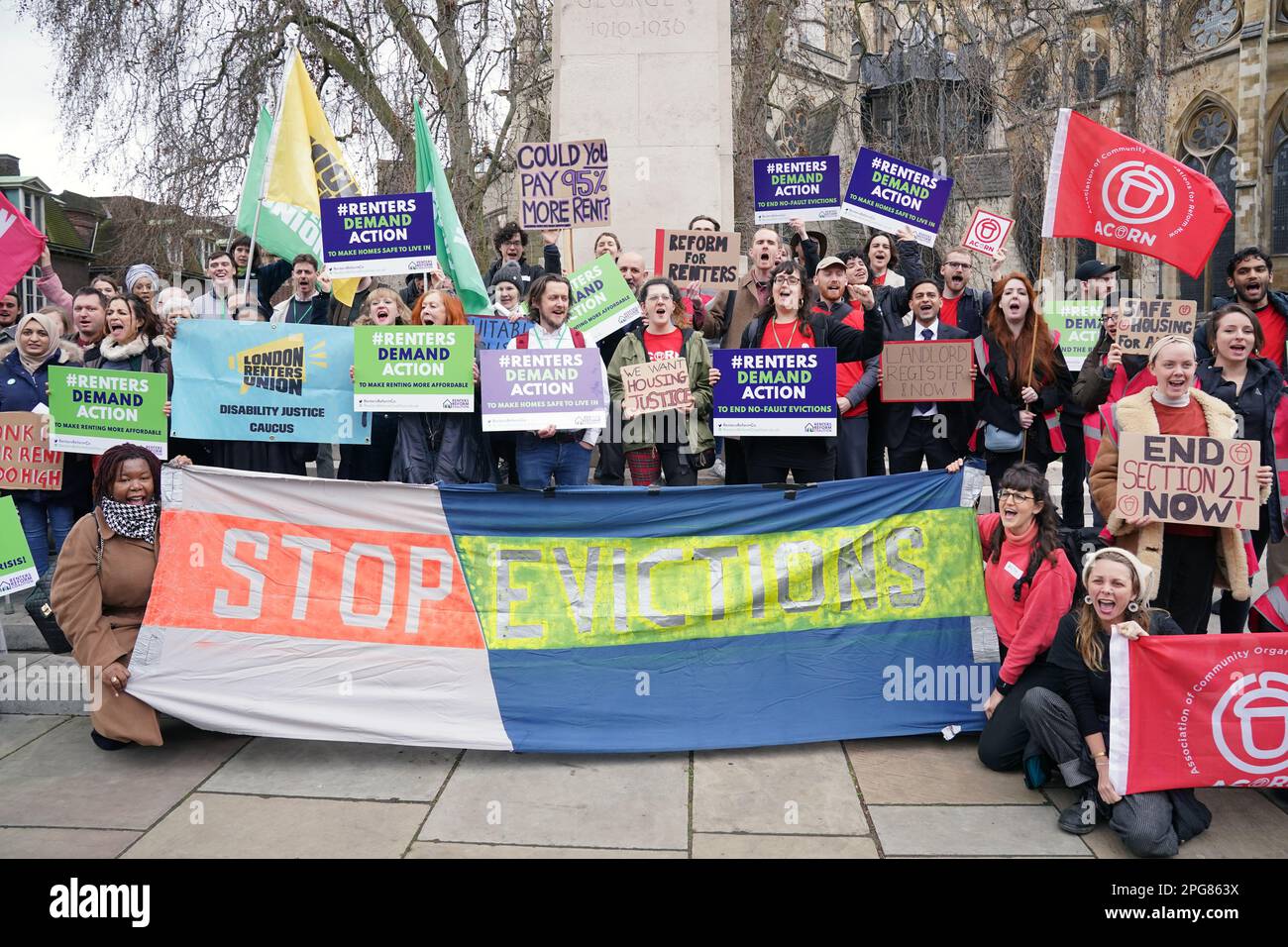 Les locataires privés de toute l'Angleterre se réunissent à Old Palace Yard, Westminster, pour le jour d'action des locataires, exigeant une réforme urgente pour protéger les locataires en avertissant qu'un autre ménage pourrait être forcé dans la rue chaque jour de retard. Une pétition doit être remise à Downing Street demandant une action immédiate du gouvernement pour régler la situation des locataires et assurer des maisons sûres, sûres et abordables pour tous. Date de la photo: Mardi 21 mars 2023. Banque D'Images