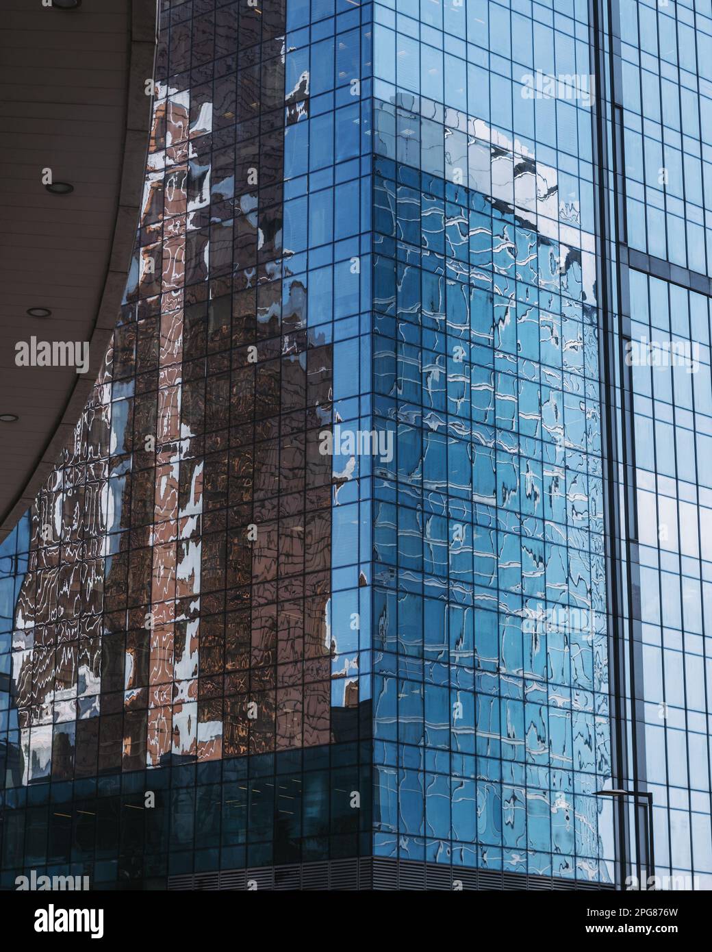 Vue sur le mur de verre de la tour avec reflet des gratte-ciels dans le centre d'affaires de la ville de Moscou. Moscou. Russie Banque D'Images Vue sur le mur de verre de la tour avec reflet des gratte-ciels dans le centre d'affaires de la ville de Moscou. Moscou. Russie Banque D'Images