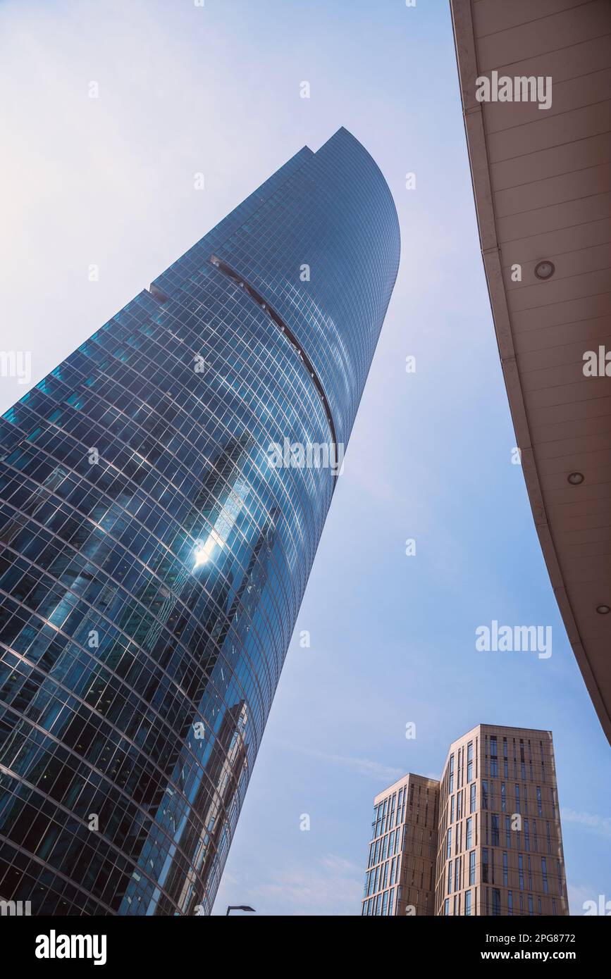 Vue vers le haut des gratte-ciels modernes dans le centre d'affaires de la ville de Moscou sur fond bleu ciel. Moscou. Russie Banque D'Images Vue vers le haut des gratte-ciels modernes dans le centre d'affaires de la ville de Moscou sur fond bleu ciel. Moscou. Russie Banque D'Images