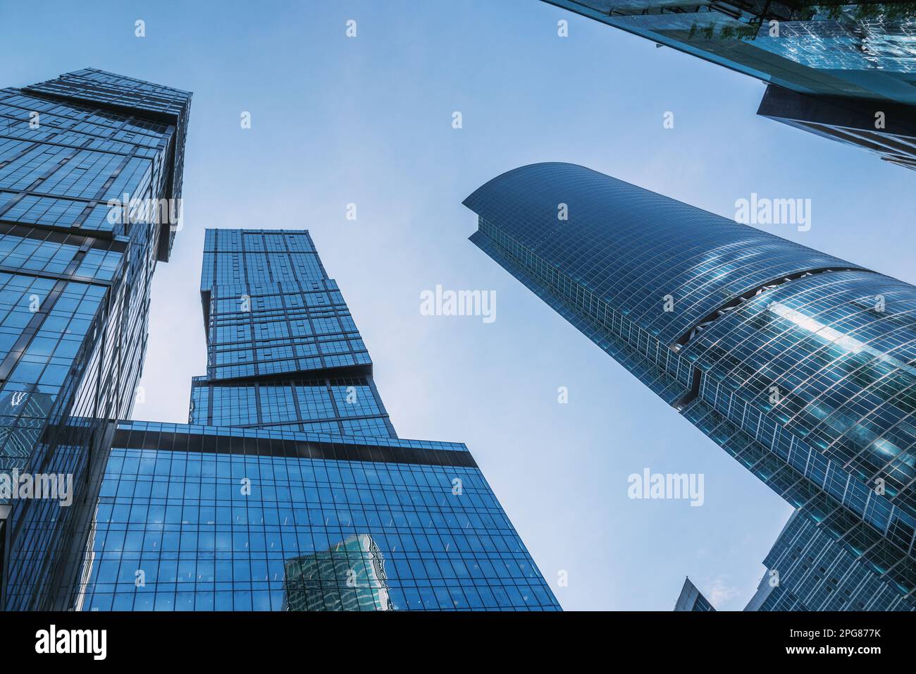 Vue vers le haut des gratte-ciels modernes dans le centre d'affaires de la ville de Moscou sur fond bleu ciel. Moscou. Russie Banque D'Images Vue vers le haut des gratte-ciels modernes dans le centre d'affaires de la ville de Moscou sur fond bleu ciel. Moscou. Russie Banque D'Images
