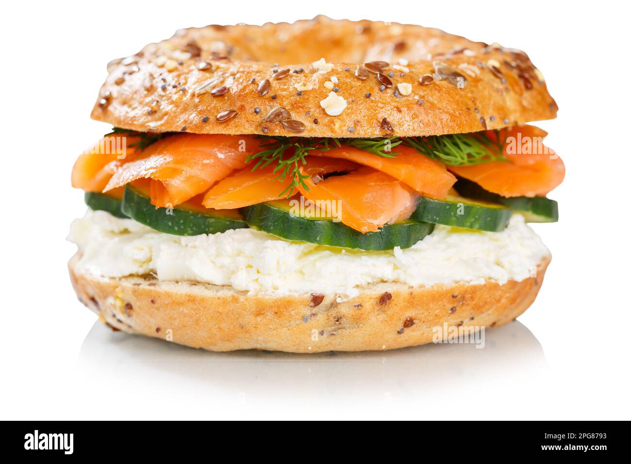 Stuttgart, Allemagne - 15 mars 2023 : rouleau de bagel recouvert d'un sandwich au saumon et au poisson pour le petit déjeuner croppé sur fond blanc à Stuttgart, en allemand Banque D'Images