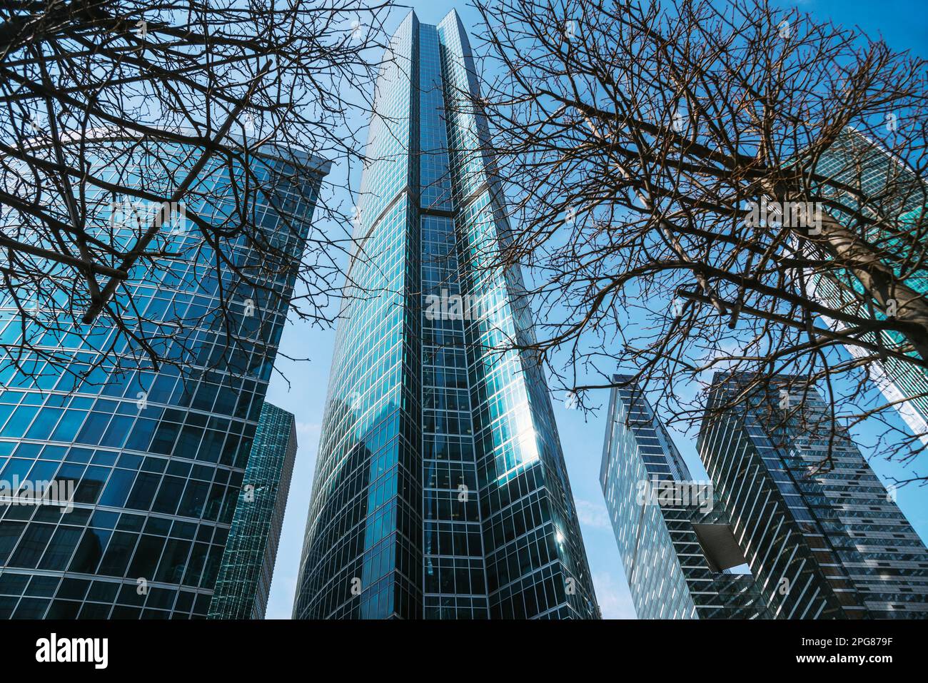 Gratte-ciels dans le quartier des affaires de Moscou sur fond bleu ciel. Moscou. Russie Banque D'Images Gratte-ciels dans le quartier des affaires de Moscou sur fond bleu ciel. Moscou. Russie Banque D'Images