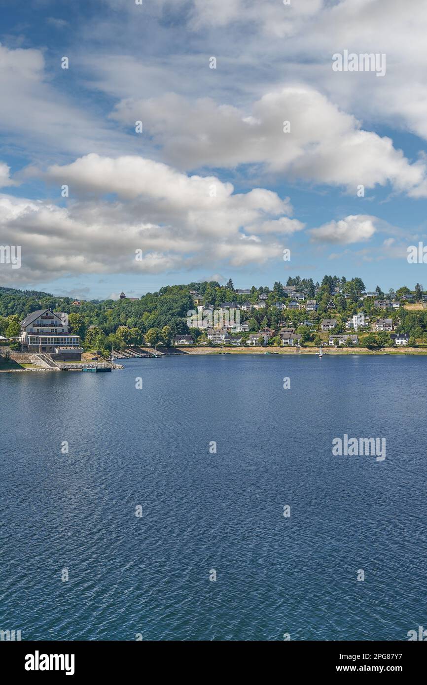 Village de Rurberg au réservoir de Rursee, Parc National d'Eifel, Allemagne Banque D'Images