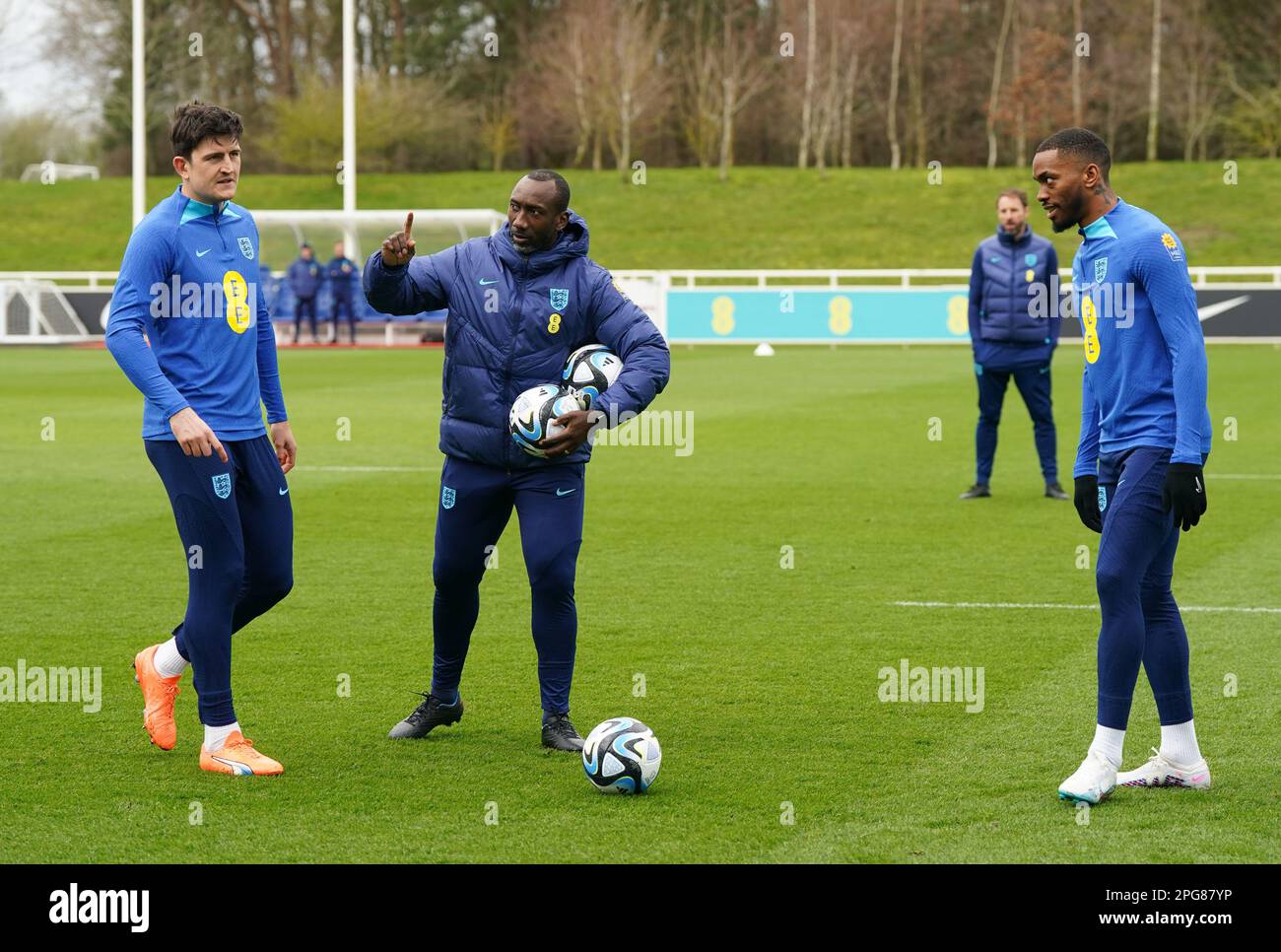 L'entraîneur d'Angleterre Jimmy Floyd Hasselbaink donne des instructions aux côtés de Harry Maguire (à gauche) et d'Ivan Toney (à droite) lors d'une séance d'entraînement à St. George's Park, Burton-on-Trent. Date de la photo: Mardi 21 mars 2023. Banque D'Images