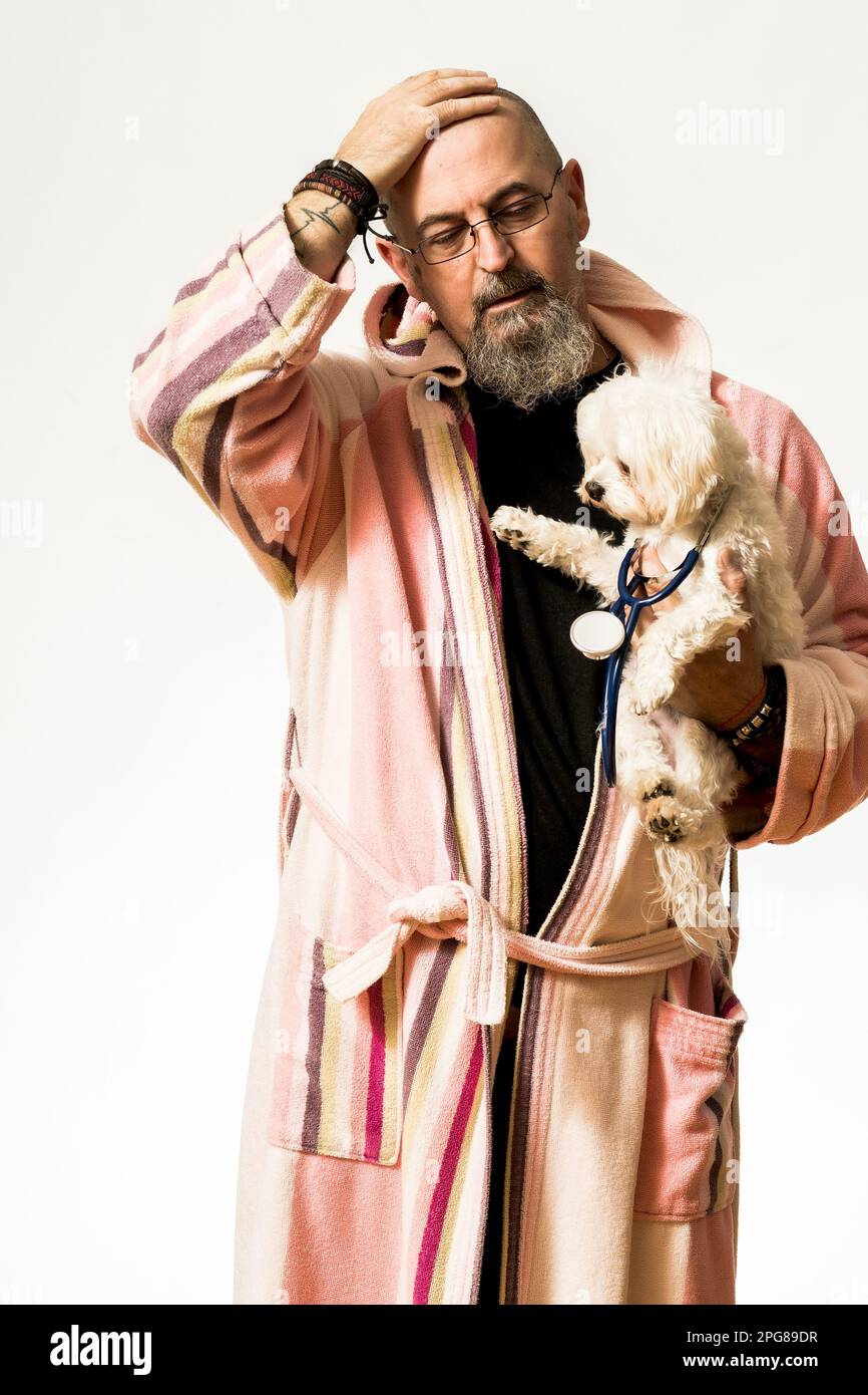 Un caucasien d'âge moyen souffrant de la grippe avec son chiot dans la main, isolé sur un fond blanc Banque D'Images