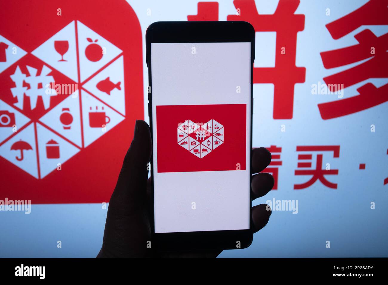 SHANGHAI, CHINE - 21 MARS 2023 - le LOGO DE la marque Pinduoduo est visible sur un téléphone portable à Shanghai, Chine, le 21 mars 2023. Pinduoduo a déclaré des revenus Banque D'Images