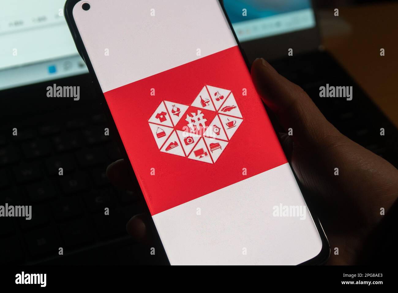 SHANGHAI, CHINE - 21 MARS 2023 - le LOGO DE la marque Pinduoduo est visible sur un téléphone portable à Shanghai, Chine, le 21 mars 2023. Pinduoduo a déclaré des revenus Banque D'Images