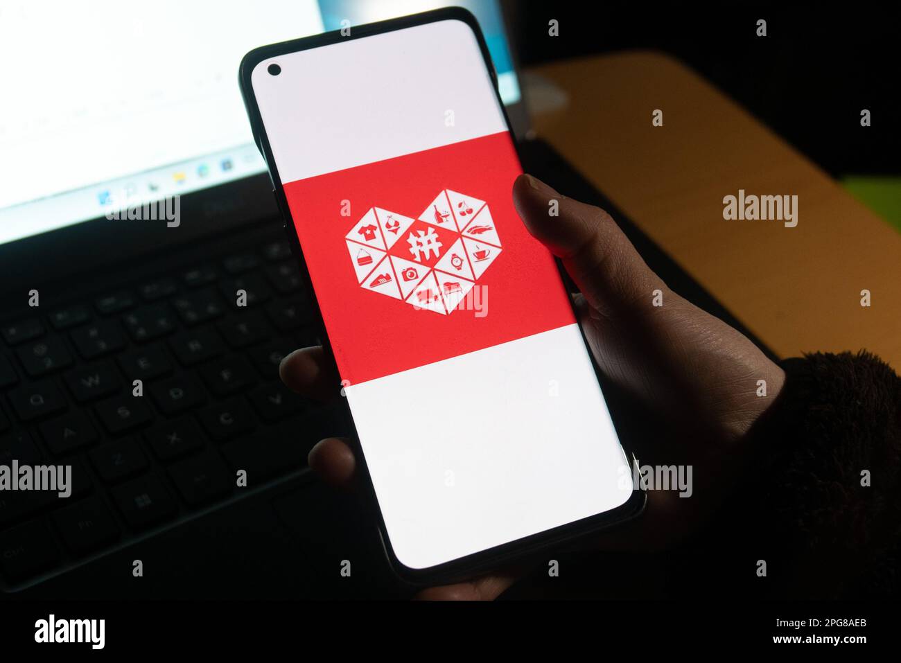 SHANGHAI, CHINE - 21 MARS 2023 - le LOGO DE la marque Pinduoduo est visible sur un téléphone portable à Shanghai, Chine, le 21 mars 2023. Pinduoduo a déclaré des revenus Banque D'Images