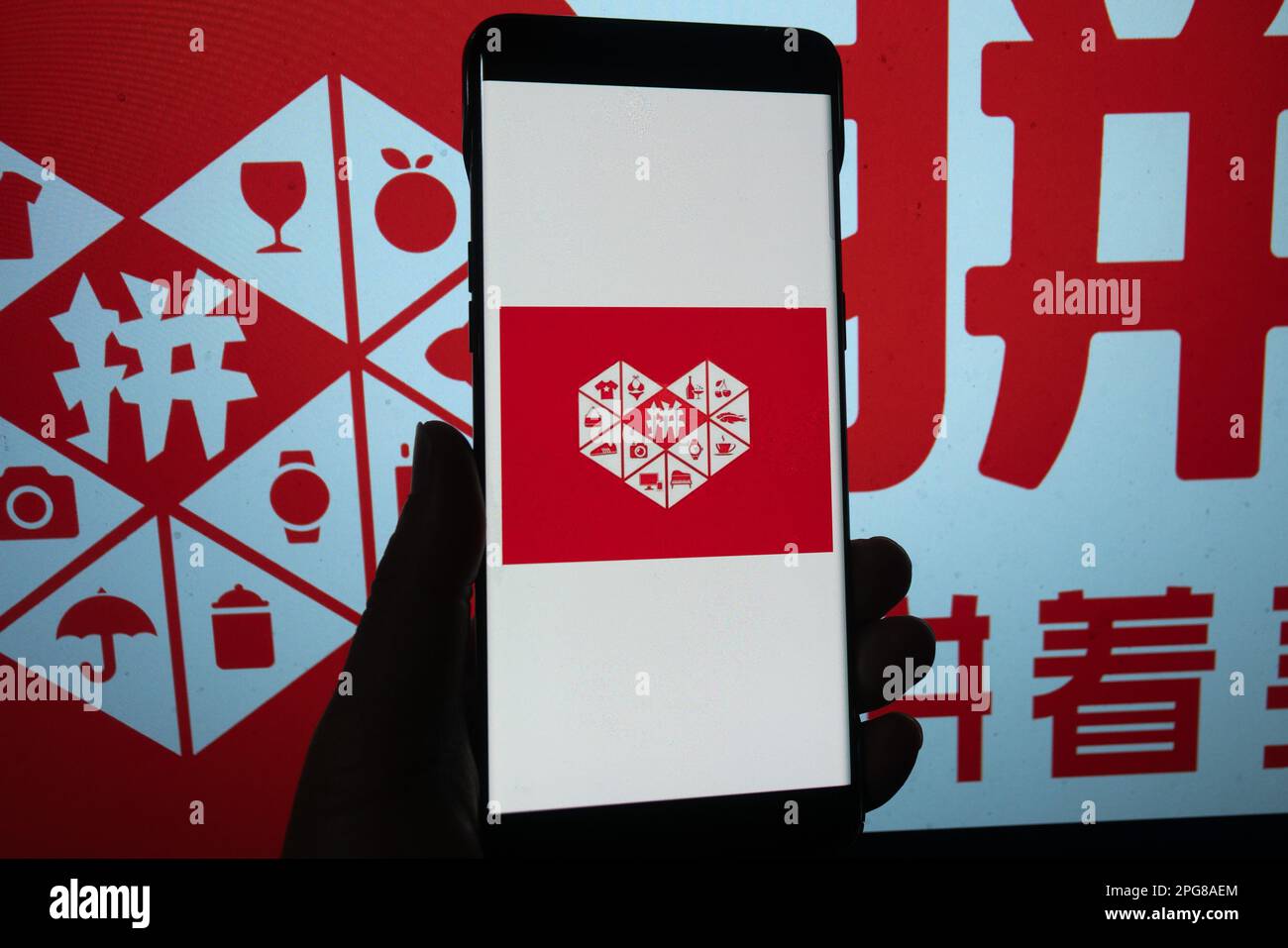 SHANGHAI, CHINE - 21 MARS 2023 - le LOGO DE la marque Pinduoduo est visible sur un téléphone portable à Shanghai, Chine, le 21 mars 2023. Pinduoduo a déclaré des revenus Banque D'Images
