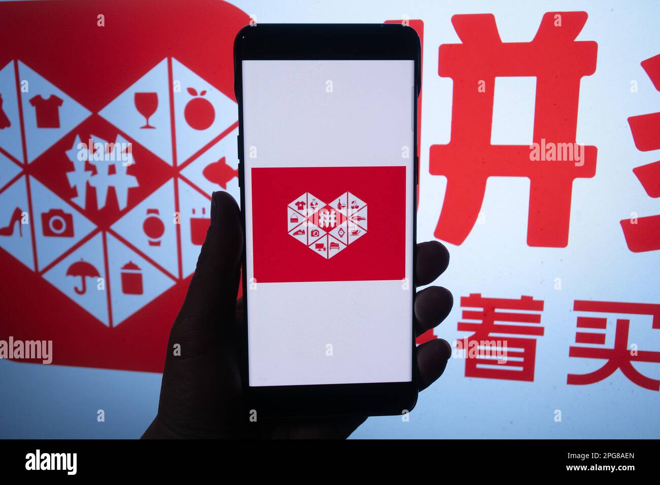 SHANGHAI, CHINE - 21 MARS 2023 - le LOGO DE la marque Pinduoduo est visible sur un téléphone portable à Shanghai, Chine, le 21 mars 2023. Pinduoduo a déclaré des revenus Banque D'Images