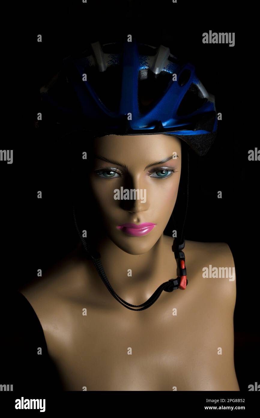 casque de sport sur mannequin avec visage féminin pour une protection factice sur fond noir Banque D'Images