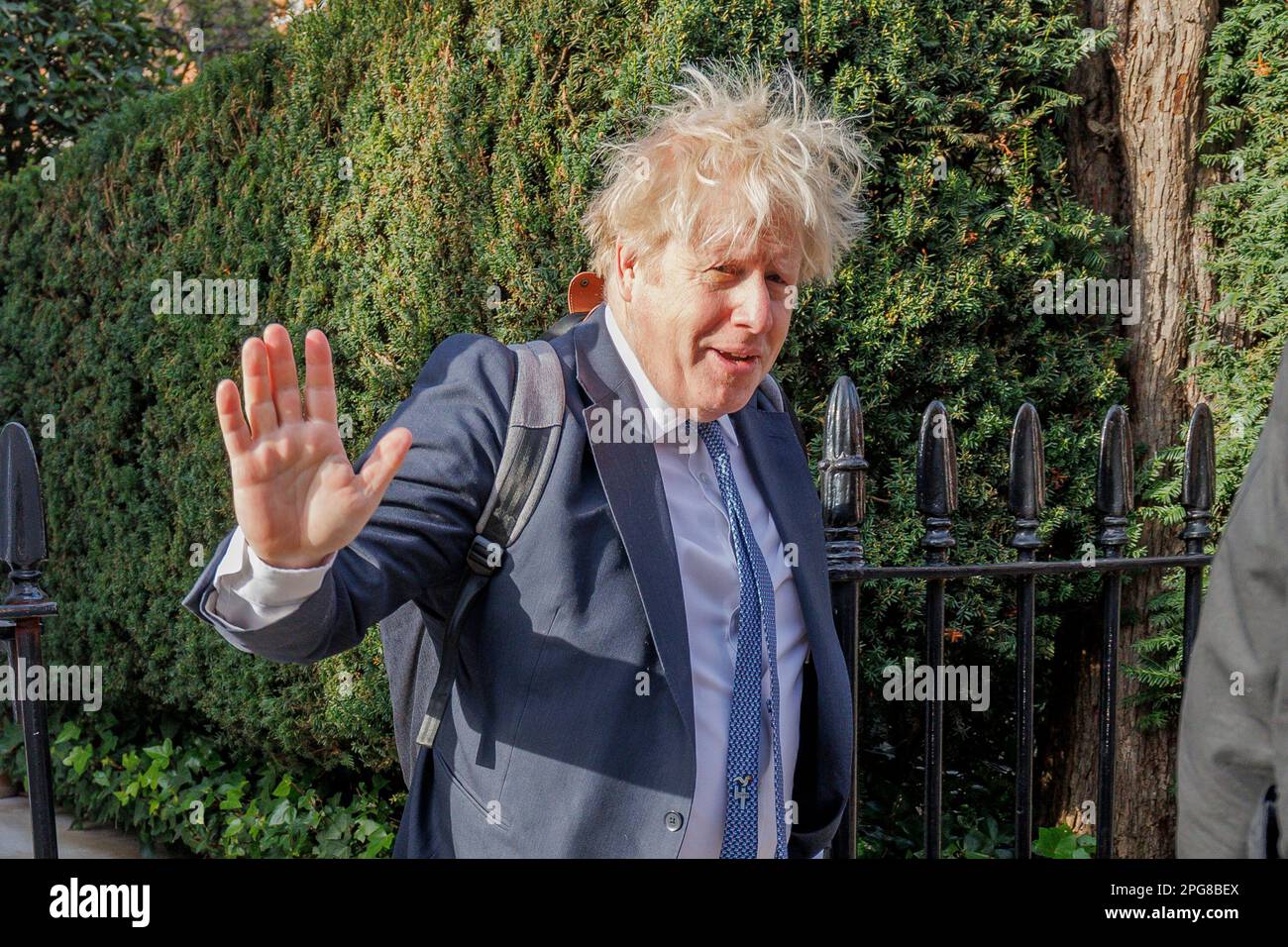 L'ancien Premier ministre Boris Johnson quitte son domicile à Londres ce matin. Ses commentaires sont surveillés de près comme le chancelier Jeremy Hunt est dû à deliv Banque D'Images