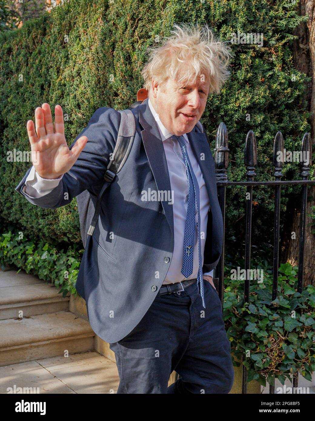 L'ancien Premier ministre Boris Johnson quitte son domicile à Londres ce matin. Ses commentaires sont surveillés de près comme le chancelier Jeremy Hunt est dû à deliv Banque D'Images