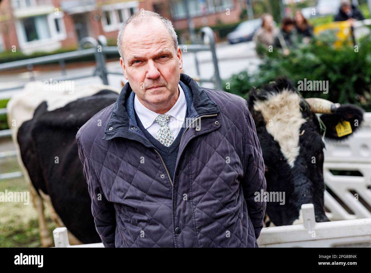 Kiel, Allemagne. 21st mars 2023. Werner Schwarz (CDU), ministre de l'Agriculture du Schleswig-Holstein, prend la parole lors d'un rassemblement organisé par l'Association allemande des producteurs laitiers (BDM) et l'Union allemande des agriculteurs (ABL). Schwarz a présenté des propositions et des demandes des associations pour lutter contre la crise actuelle du marché et améliorer la position de l'agriculture des prairies et des pâturages dans la politique agricole européenne commune (PAC). Credit: Axel Heimken/dpa/Alay Live News Banque D'Images